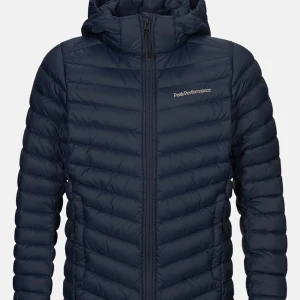 Peak performance jacka  - Använd i drygt 1 månad. Säljer den pga av att den blev för liten på mig. Riktigt bra skick som sagt knappt använd. Pris kan diskuteras vid snabb. Byten kan vara intressant. Nypris:1700