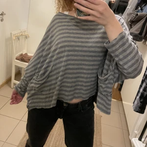 Oversized topp - Långärmad t-shirt i 100% bomull. Storlek S men den är oversized i modellen så passar S-L, fint skick. 