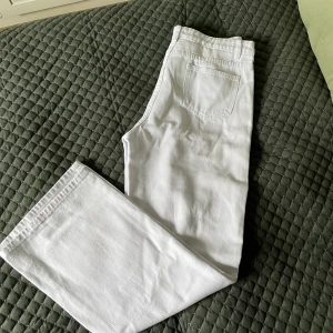 Vita jeans - Vita nya jeans från SHEIN. Endast provade. Vida i benen tajtare vid midja. Skit snygga men för små för mig. 