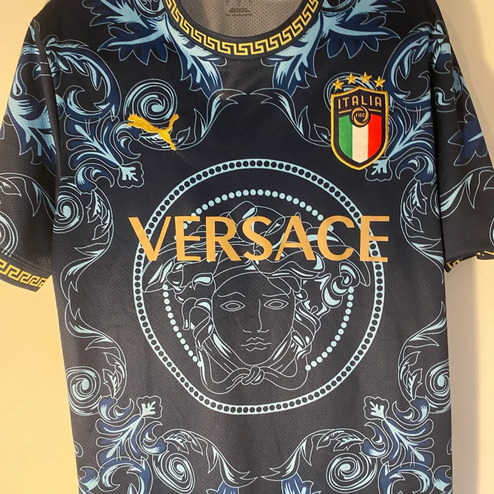 Hej säljer den tröjan, ganska fin ej använd en ganska fin fotbolls tröja blandat med märkesplagg som Versace.. T-shirts.