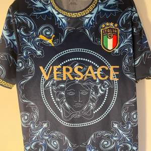 Hej säljer den tröjan, ganska fin ej använd en ganska fin fotbolls tröja blandat med märkesplagg som Versace.