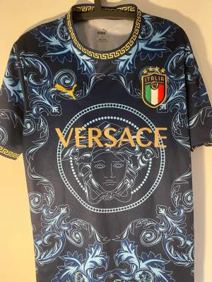 Hej säljer den tröjan, ganska fin ej använd en ganska fin fotbolls tröja blandat med märkesplagg som Versace.