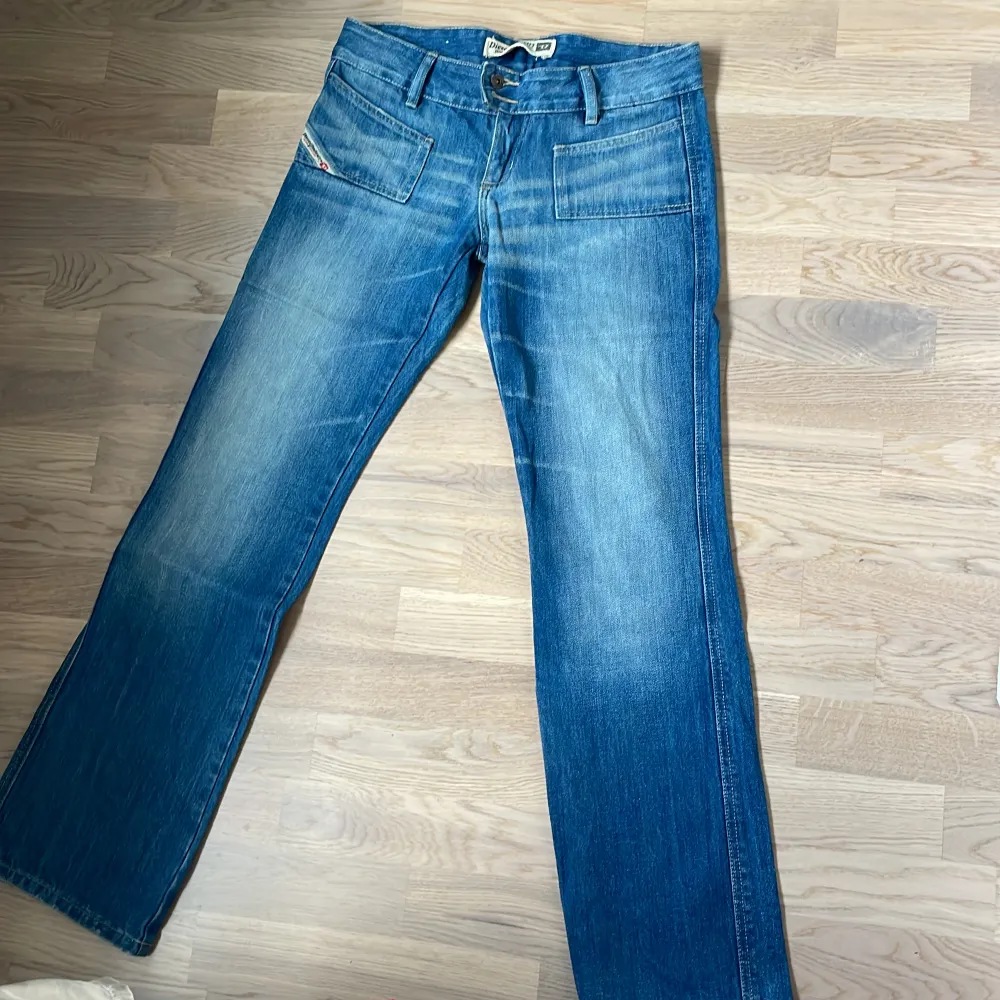 Storlek 30, skulle säga 36/38 i zara jeans. Mycket bra skick, själva jeans materialet, saknas tyvärr en knapp som ni ser på bild 2. Påverkar inte hur de sitter eller liknande. Kan posta eller mötas i stockholm.. Jeans & Byxor.