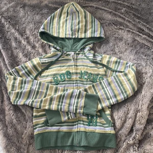 Urban Outfitters Kofta  - Croppad kofta från Urban Outfitters, säljer pga ingen användning, skriv privat om du har frågor 💕