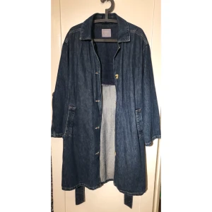 Jeanskappa - Superfin jeanskappa från Lindex i storlek S (dock stor i storleken). Använd typ 1 gång, mycket fint skick 💫