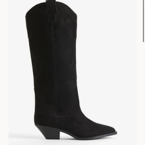 Knee Boots  - Slutsålda super populära boots i knähöjd från H&M. Det är lite cowboy inspirerade i mocka material. Super fina i nyskick, enbart använda en gång (som nya). Nypris 749 kr