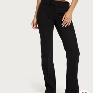 Lågmidjade kostymbyxor  - Jättefina lågmidjade kostymbyxor från Nelly!