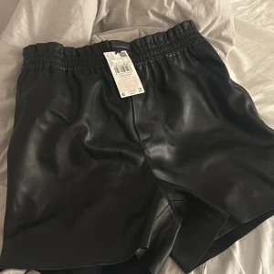Skinnshorts   - Säljer helt oanvända skinshorts som nu e så snygg på hösten❤️‍🔥🙌då dem aldrig kommit till användning, dem passar egentligen många storlekar eftersom modellen e overzize och de e resår i midjan! Dem är ganska långa i modellen annars så snygga 🙏🏻