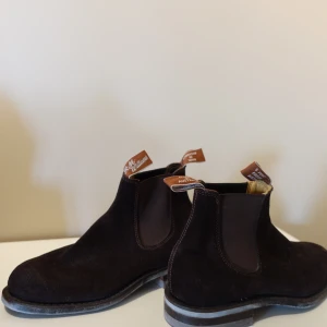 R.M. Williams - Säljer mina R.M. Williams Suede i brun mocka. Använt de väldigt lite och ett fåtal gånger och är i väldigt bra skick och välvårdade.   Storlek: 39  Tänker mig följande pris på annonsen, däremot kan pris diskuteras såklart. 