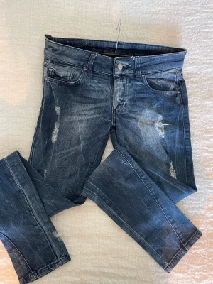 Jean byxa  - Jeans byxa som heter never devin.storlek 29 .midjan är 39cm .sidor av benen är 106cm och innersidor av ben är 87cm