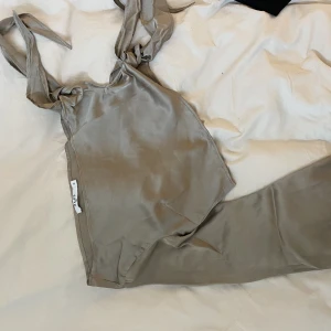 En superfin fest topp från NAKD - En super fin fest topp från NAKD som knyts på sidan!  , Aldrig använd och är i storlek 34 , köp för 40   + frakt 