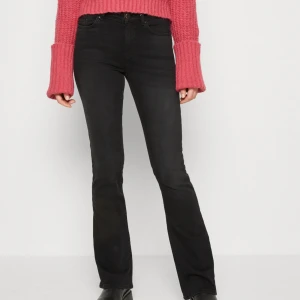 Mid waist jeans  - Svarta jeans från zalando i märket only, de är endast använda en gång då de inte riktigt passade mig. Pris kan diskuteras vid snabb affär 