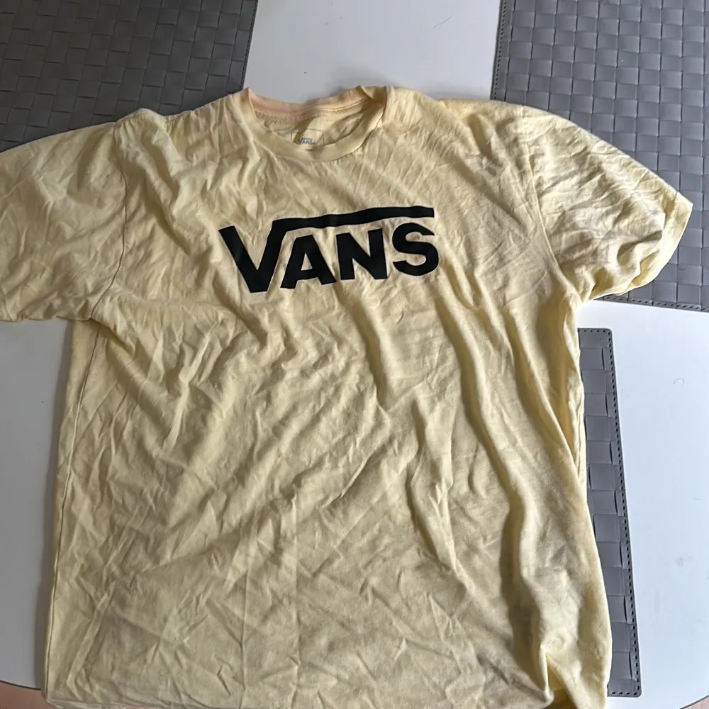 Gul Vans t-shirt lite missfärgad vid kragen. T-shirts.