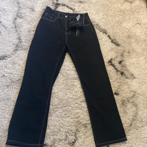 Svarta Jeans - Säljer dom här jeansen eftersom att dom är förstora och tyvärr inte kommer till användning. Skriv om ni har frågor😁