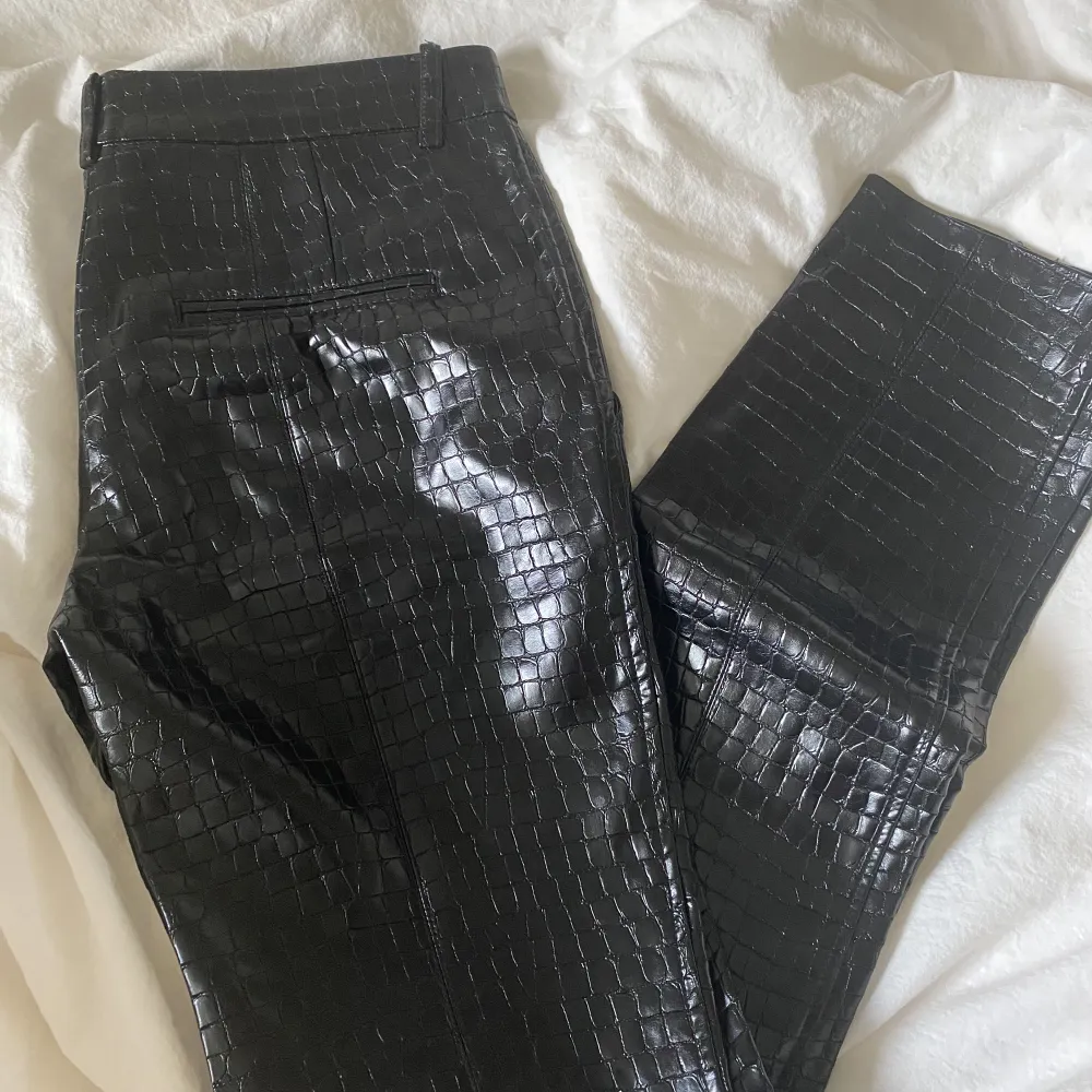 Skinnbyxor med ”snakeprint” från zara. Slits längst ner vilket är en fin detalj. Något långa på mig som är 160cm. En av dom ”skärpöglorna” har lossnat men går lätt att sy fast igen.. Jeans & Byxor.