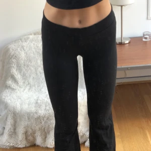 Utsvängda mjukisbyxor - Säljer dessa supersnygga mysbyxor från Cubus🖤de har tyvärr blivit lite för korta för mig som är 163🖤