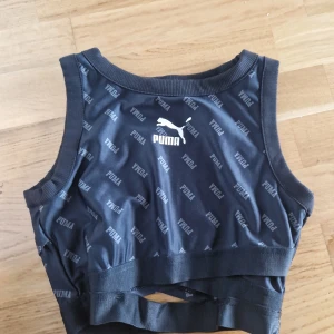Puma tränings topp  - Jätte snygg träningstopp från puma. Använd men gott skick. Märket är lite skavt, se bild. 