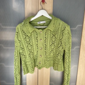 Kofta/topp - Stickad/virkad topp från zara. Köpt på plick. Väldigt bra skick men den kommer inte till användning.