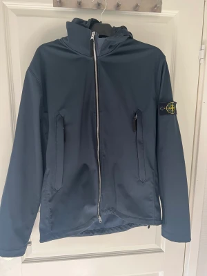 Stone Island jacka  - Marinblå Stone Island jacka  Köpt från Cenino Donna  Använd vid Max 10 gånger (nyskick)  