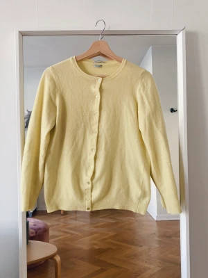 Gul kofta United Colors - Lljusgul kofta från United Colors of Benettonn i 100% Merinoull. Koftan är i storlek XL, men liten i storleken och sitter bra på mig som är en M i överdel. Använd men i mycket gott skick!