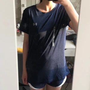 T-shirt - Säljer en jättefin marinblå träningstshirt i strl. S från Zalando, märket är ”Under Armour”. Säljer pga att den var lite för stor och lång på mig. Original pris då den endast är testad! Köparen står för frakten😇
