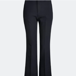 Kostymbyxor från Bikbok - I jättebra skick. Köpta på Plick men tyvärr för stora för mig. För övrigt bra material och lagom långa (ner till golvet på mig som är 164cm)