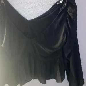 Blus  - Svart blus från H&M väldigt urringad och öppen i ryggen men så fin blus. Pris kan diskuteras 