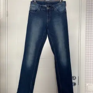 Jättefina mid/low waist jeans som är köpta här på Plick💓Säljer då de tyvärr inte passar. Är 170 cm och de är lagom långa på mig. Sömmen nertill är sprättad men det är inget som märks när man har de på sig. ❤️