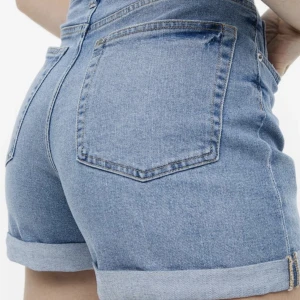 Jeansshorts  - Helt oanvända jeansshorts från hm. Tappade bort kvitto så kunde inte lämna tillbaka. De är i stl 36. Lapparna är fortfarande kvar. 