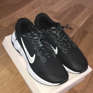 Nike skor - Säljer ett par HELT NYA Nike runners som är köpa från Nike. Dem är aldrig använda och dom är i 10/10 i skick. Väldigt bekväma och snygga! Nypris: 1000kr.