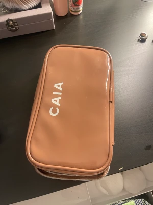 Caia Nessesär  - En Nessesär för borstar och annat, lite smutsig men annars bra skick