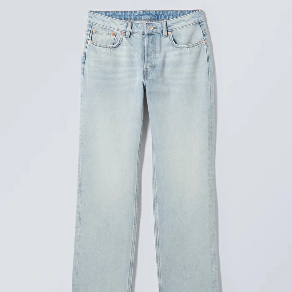 !! Säljer jeansen på första bilden, men de sitter som på andra !!  Superfina ljusblå jeans från weekday, men passar tyvärr inte. Helt oanvända, nya utan prislapp🩵🩵 modell: pin mid straight . Jeans & Byxor.
