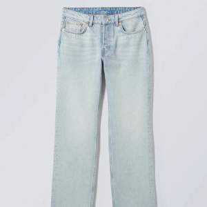 !! Säljer jeansen på första bilden, men de sitter som på andra !!  Superfina ljusblå jeans från weekday, men passar tyvärr inte. Helt oanvända, nya utan prislapp🩵🩵 modell: pin mid straight 