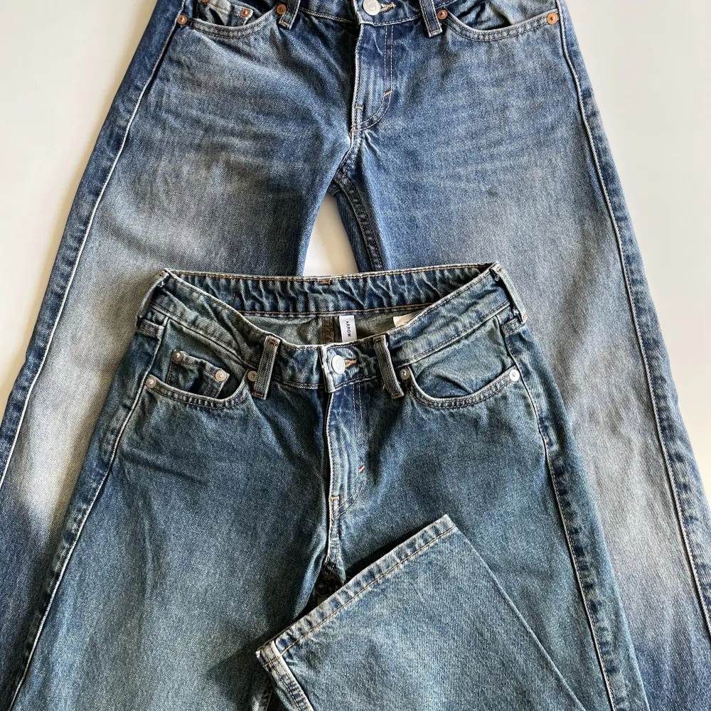 Säljer två par jeans från Weekday low waisted loose modell ”Arrow” stl 24/30 200kr/st Båda för 350kr. Farkut & Housut.