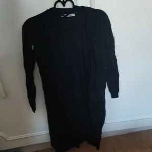 Cardigan i längre modell  - Cardigan i lång modell i fint skick storlek xs/s 
