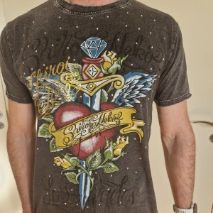 Shiroi neko - T-shirt i fin kvalite