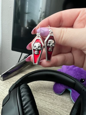 Dödskalle örhängen  - Egengjorda 