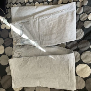 Jeans - Ett par högmidjade blåa jeans från lager 157, använda men inga defekter. Extremt stretchinga, jag brukar ha L i jeans och dessa i M sitter bra. 