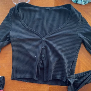 Svart tröja - Säljer en svart ribbad tröja💖bra skick 