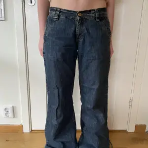 Lågmidjade jeans storlek 34=S. Inga defekter! 200+frakt eller bud. Lite långa på mig som är ca 160 cm.💕