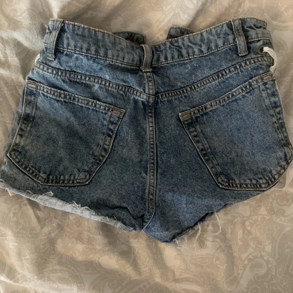 Säljer dessa jeansshorts från hm då jag själv sällan använder dom, strl 36!💗Passar S/M. Shorts.