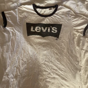 Levis t-shirt  - Svart vit levis t-shirt, trycket har blivit lite grått annars super bra skick 
