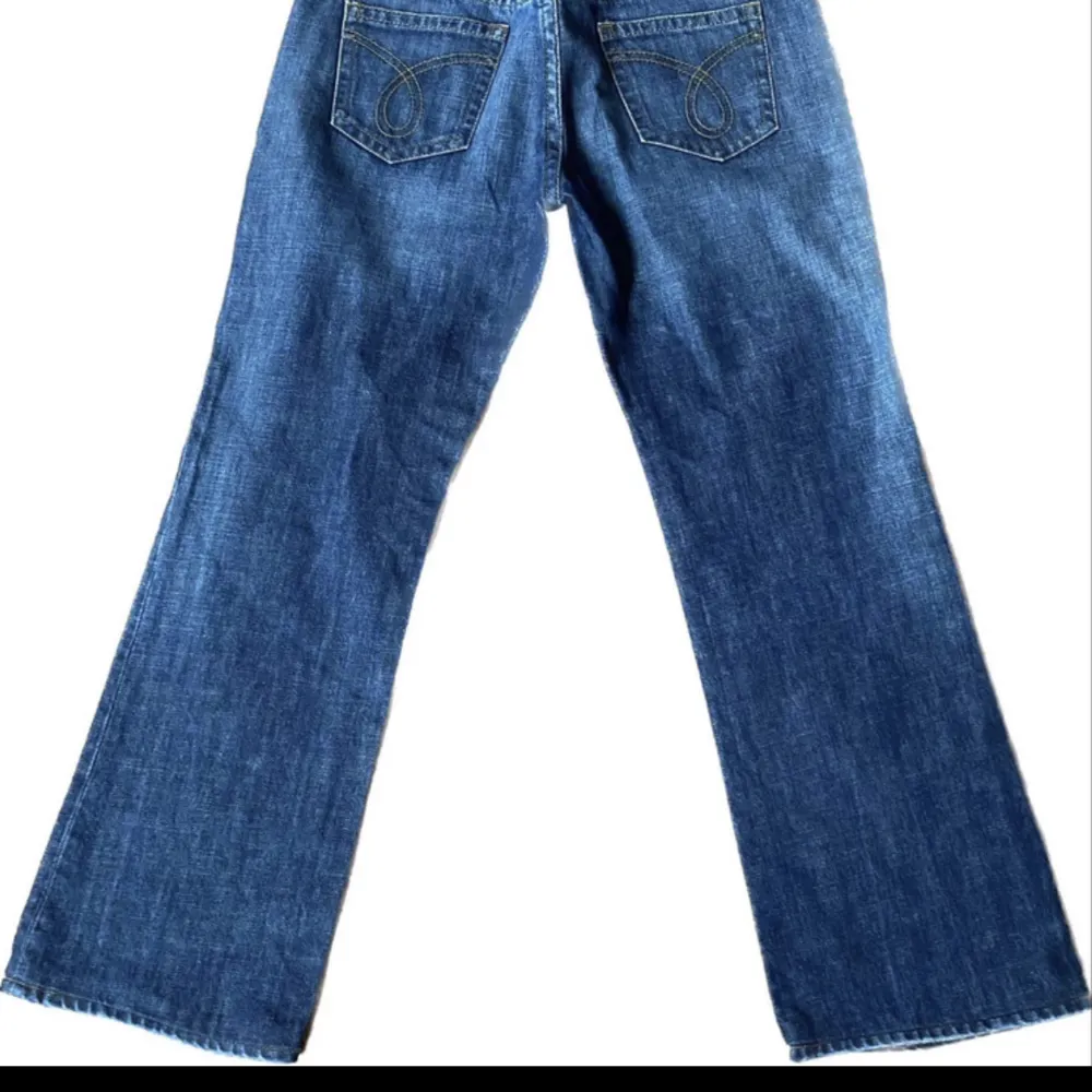 Raka jeans men låg midja ifrån Calvin Klein . Farkut & Housut.
