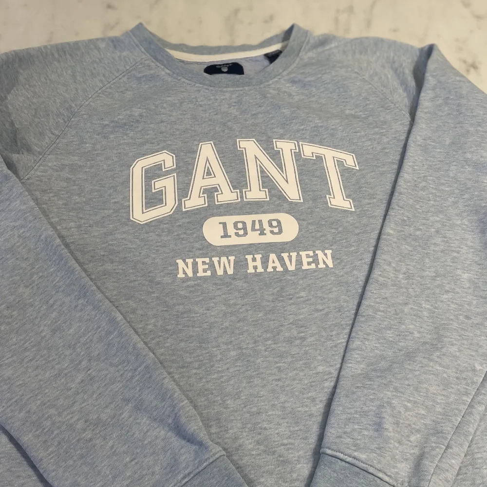 Jättefin Gant sweatshirt i fint skick, ljusblåfärg och jätteskön💘 I barnstorlek 158/164 cm 13/14 år, upplevs som en xs💕🫶. Toppar.