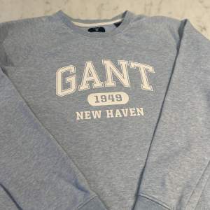 Jättefin Gant sweatshirt i fint skick, ljusblåfärg och jätteskön💘 I barnstorlek 158/164 cm 13/14 år, upplevs som en xs💕🫶