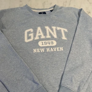 Ljusblå Gant sweatshirt💙 - Jättefin Gant sweatshirt i fint skick, ljusblåfärg och jätteskön💘 I barnstorlek 158/164 cm 13/14 år, upplevs som en xs💕🫶