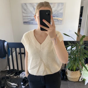 Stickad väst - Helt oanvänd stickad bäst från Gina Tricot i storlek S. Hör av er ifall ni är intresserade 🥰