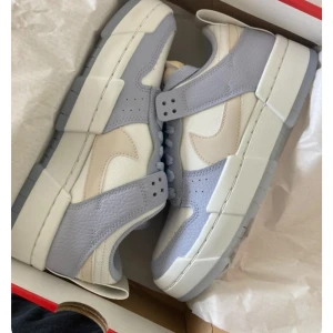 Nike skor - (Pris kan diskuteras) Använda ett fåtal gånger, säljer pga för små. Nypris över 2500-3000kr Mitt pris 1000kr Storlek 37.5