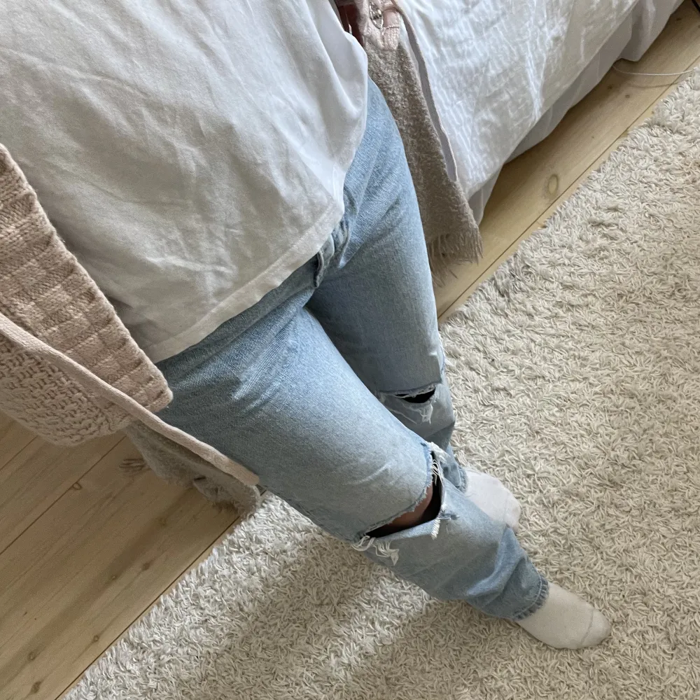 Säljer nu mina blå jeans från Gina Tricot (säljer även tröjan). Benen är vida med hål på knäna, total längd ca 99cm, innerbensmått ca 71cm. Står storlek 30, men jag hade sagt att de snarare är 32. Hör av dig vid frågor eller om du vill ha fler bilder!🌟🤗💞. Jeans & Byxor.