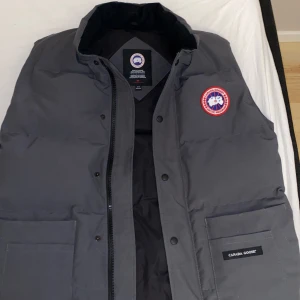 Canada goose väst  - Grå canada goose väst, Skick 9/10 Box följer med och kvitto finns